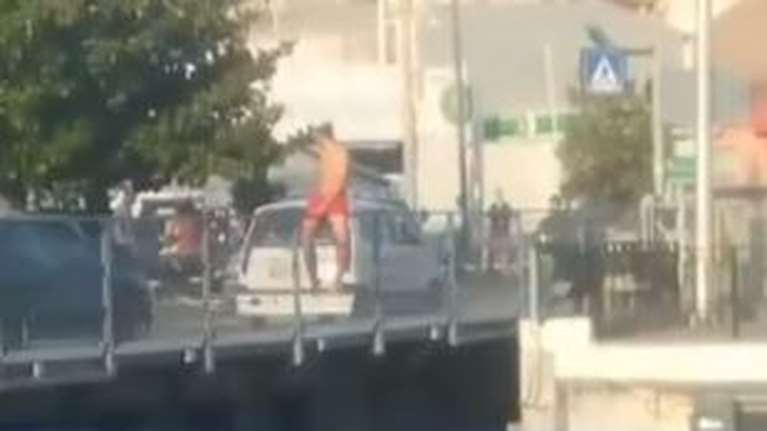 Χαλκίδα: Νεαροί παίζουν &quot;κορώνα γράμματα&quot; τη ζωή τους πέφτοντας από την παλιά γέφυρα [Βίντεο]