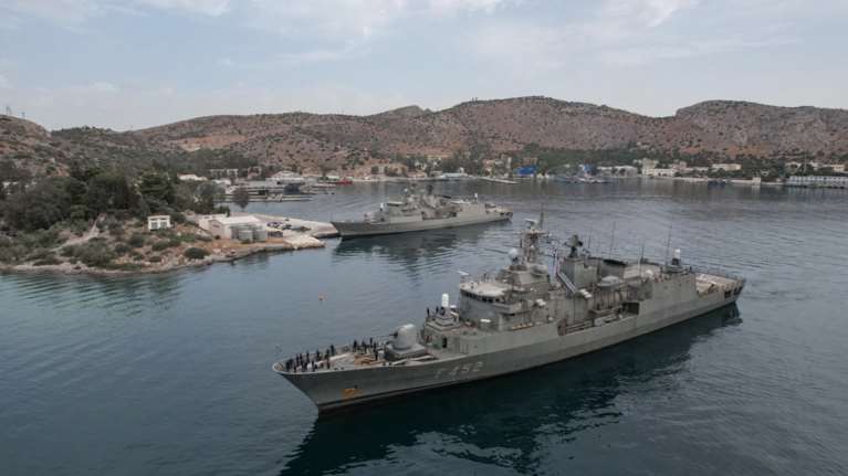 Σαλαμίνα: Σύλληψη δύο Ρουμάνων για κατασκοπεία - Φωτογράφιζαν τον ναύσταθμο από το σκάφος τους