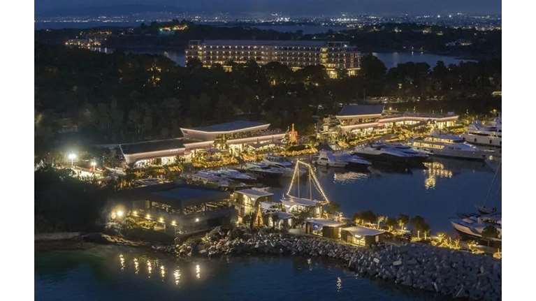 Μια υπέροχη χριστουγεννιάτικη αγορά δίπλα στο κύμα: Τι έφτιαξαν πάλι στη Βουλιαγμένη;