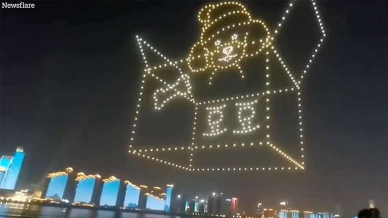 Κίνα: Μια μικρή περιουσία χάλασε γυναίκα για το σκυλάκι της - Σήκωσε 520 drones για να του πει Happy Birthday!