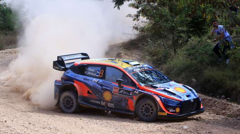 EKO Ράλλυ Ακρόπολις 2022: Θεατής έκοψε δέντρο με αλυσοπρίονο γιατί του έκοβε τη θέα [βίντεο]