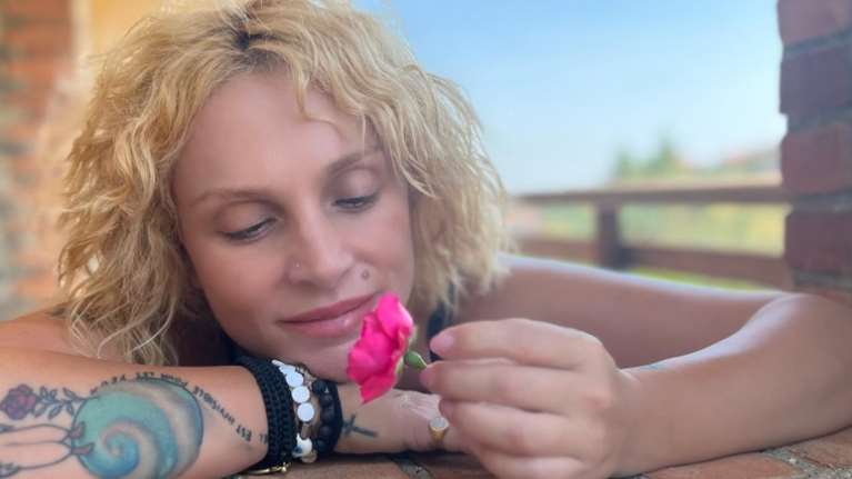 Η Ελεονώρα Ζουγανέλη απολαμβάνει το καλοκαίρι ήρεμη, άβαφη και topless [εικόνες]