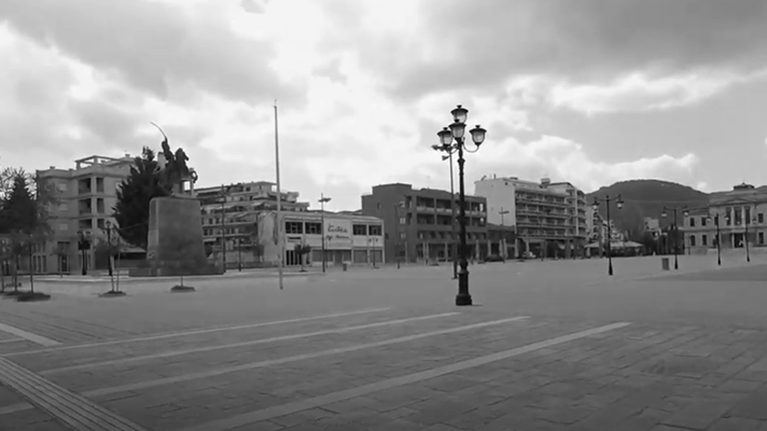 Lockdown στην Τρίπολη: Απόκοσμη εικόνα σε ένα ασπρόμαυρο βίντεο