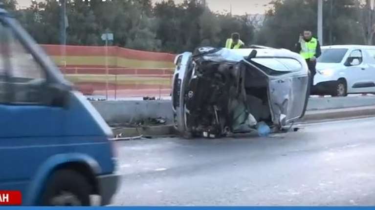 Σοβαρό τροχαίο στην Πέτρου Ράλλη - Αυτοκίνητο έπεσε στα κιγκλιδώματα και αναποδογύρισε [βίντεο]