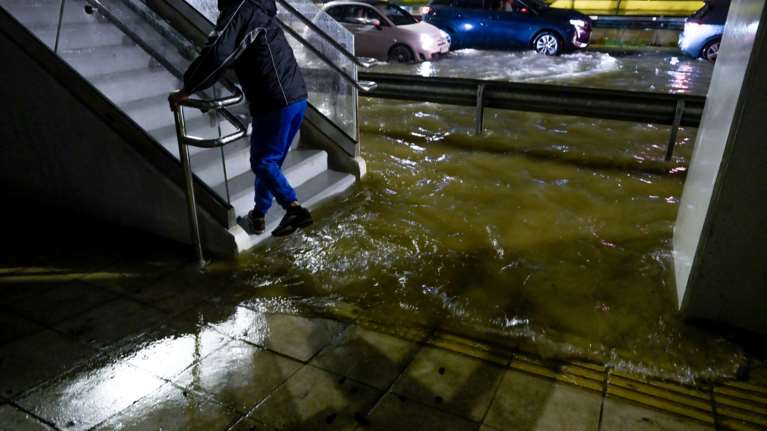 Αλιμος: Λύματα &quot;πλημμύρισαν&quot; την παραλιακή, μαζί με το νερό της βροχής - Υγειονομικά επικίνδυνη κατάσταση, λέει ο δήμαρχος