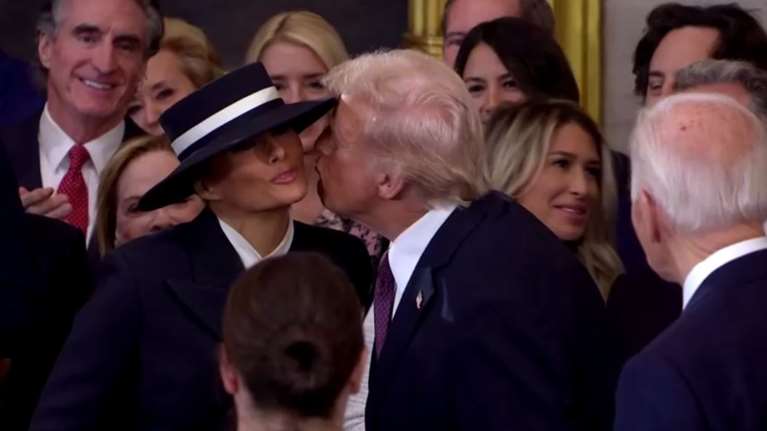 Μισό φιλί και μισή αγκαλιά στη Μελάνια - Η προσπάθεια του Ντόναλντ Τραμπ να φιλήσει τη σύζυγό του στην ορκωμοσία