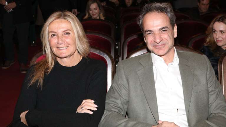 Η Μαρέβα Μητσοτάκη κομψή στο Μέγαρο Μουσικής - Οι υπέροχες γραμμές και υφές στα ρούχα που επιλέγει