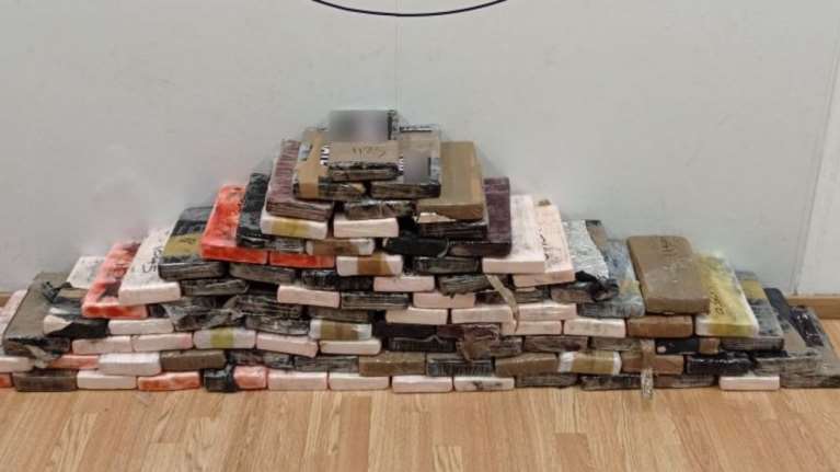 Τα &quot;είδη τροφίμων&quot; ήταν... ναρκωτικά:  99 κιλά κοκαΐνης, από το Εκουαδόρ σε εμπορευματοκιβώτιο στον Πειραιά  [Βίντεο]