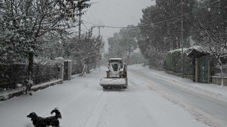 Απελπισμένη γυναίκα στην Παιανία: &quot;Ειμαστε 36 ώρες χωρίς ρεύμα - Ανάβουμε ρεσό να ζεστάνουμε τα χέρια μας&quot;