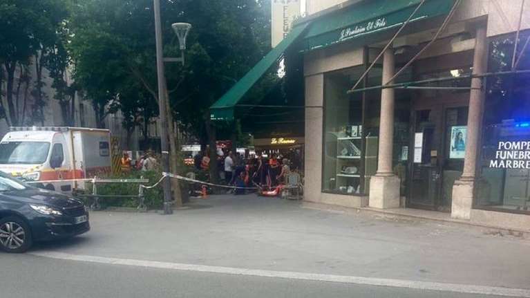 Πανικός στο Παρίσι: Αυτοκίνητο παρέσυρε θαμώνες καφετέριας