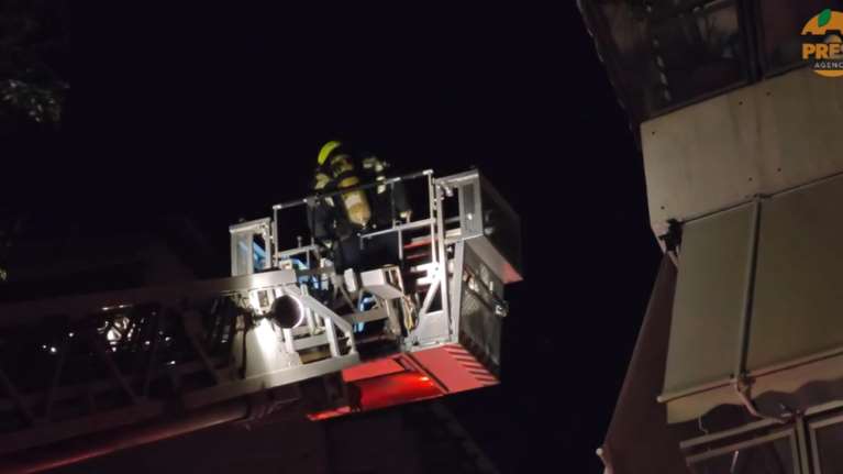 Συναγερμός μετά από εκρήξεις και φωτιά σε πολυκατοικία στην πλατεία Αμερικής - Δύο άτομα με αναπνευστικά [βίντεο]