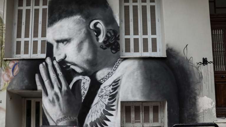 Mad Clip: Η προσωπογραφία του τράπερ σε πρόσοψη κτιρίου στο Μεταξουργείο [Εικόνες]