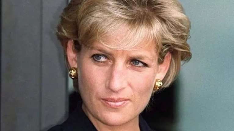 Πριγκίπισσα Νταϊάνα: Με Versace φόρεμα σε συλλεκτικές φωτογραφίες