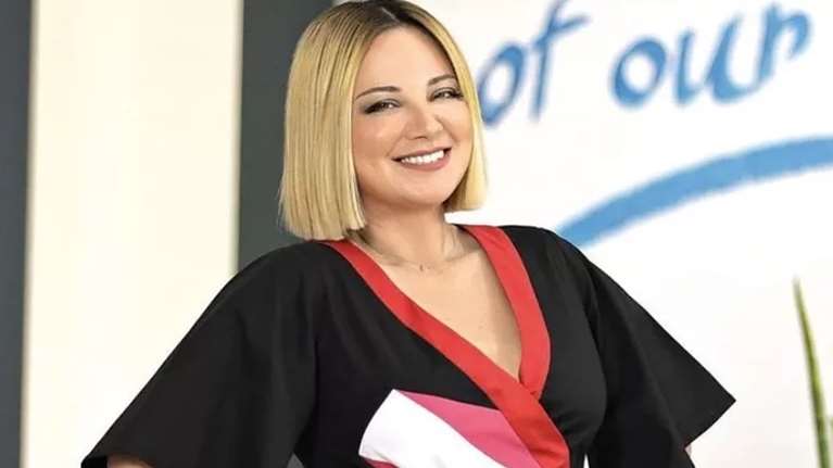 Νάνσυ Ζαμπέτογλου: Φοράει τις πιτζάμες της και στολίζει το Χριστουγεννιάτικο δέντρο μαζί με την κόρη της, Σοφία Γαλακτερού