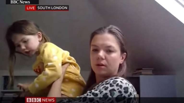 Εδινε συνέντευξη στο BBC και τη διέκοψε η κόρη της... για έναν μονόκερο - Viral το βίντεο