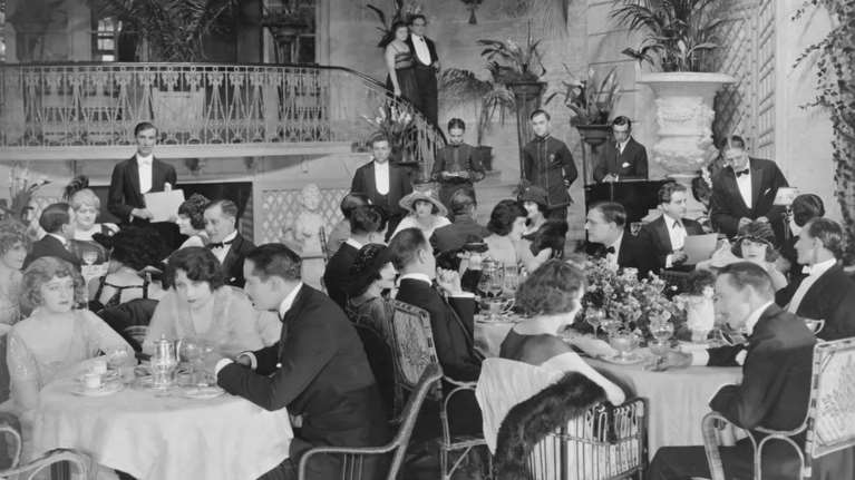 Στα νέα κοσμικά εστιατόρια της πόλης: Πώς, πού και γιατί συχνάζουν πλέον οι Αθηναίοι ώστε &quot;δουν και να τους δουν&quot;