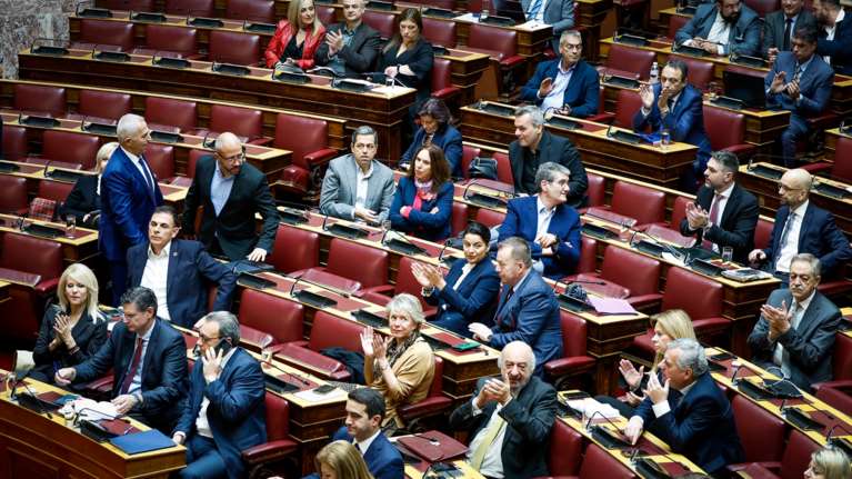 Βουλή: Πώς διαμορφώνονται οι δυνάμεις των ΚΟ μετά τις ανεξαρτητοποιήσεις 14 βουλευτών