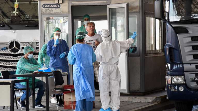 Κορονοϊός: 9.000 τεστ την ημέρα στις πύλες εισόδου της χώρας - Εντείνεται η επιφυλακή