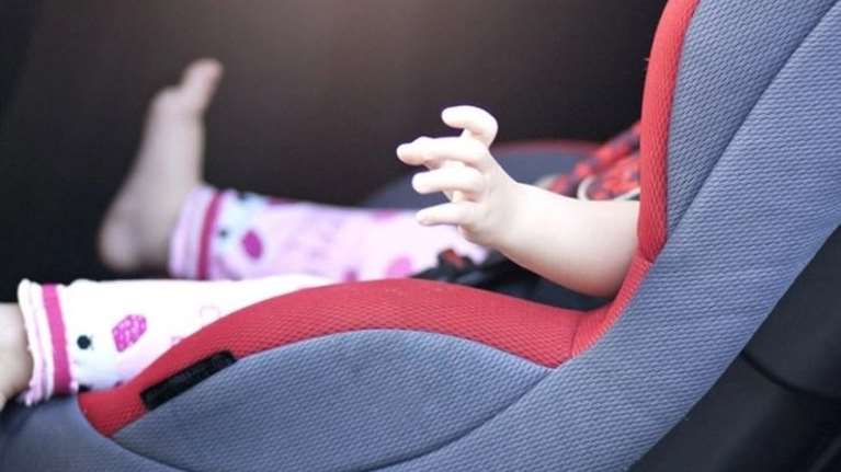 Πάτρα: Άφησε τα παιδιά της 9 και 3,5 χρόνων στο αυτοκίνητο και πήγε σε καφέ-μπαρ