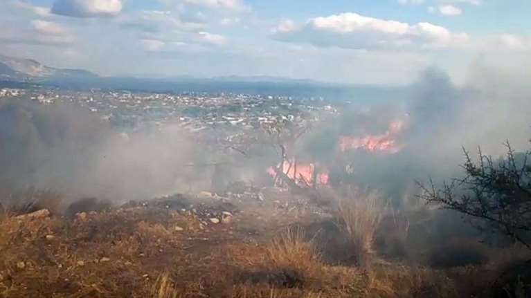 Φωτιά στους Αγίους Θεοδώρους - Οι φλόγες έφτασαν κοντά σε σπίτια [Βίντεο]