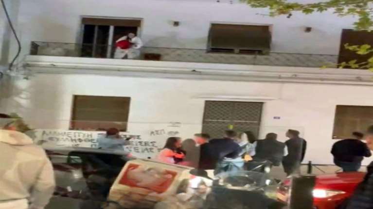 Κορονοπάρτι στο Περιστέρι: Αγανάκτησαν οι κάτοικοι και έριχναν κουβάδες με νερό στα ΙΧ που επαιζαν μουσική