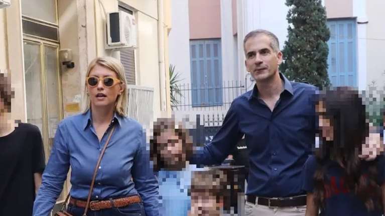 Κώστας Μπακογιάννης &amp; Σία Κοσιώνη: Οικογενειακώς στην κάλπη - Το chic σύνολο της δημοσιογράφου