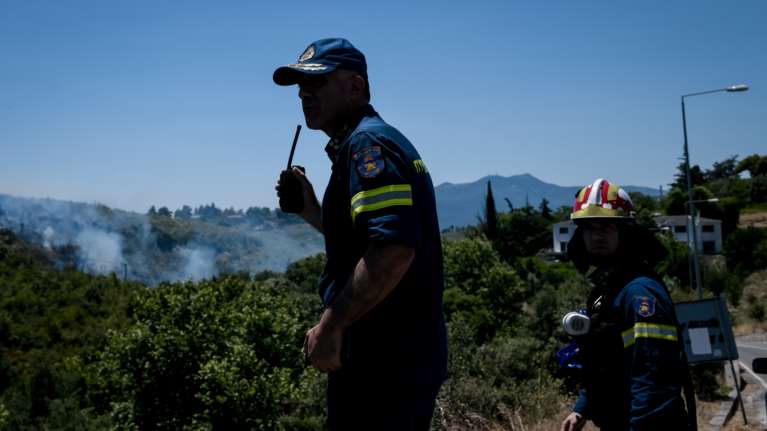 Πυρκαγιά στη Σαλαμίνα: Οι δρόμοι που ισχύει  διακοπή κυκλοφορίας