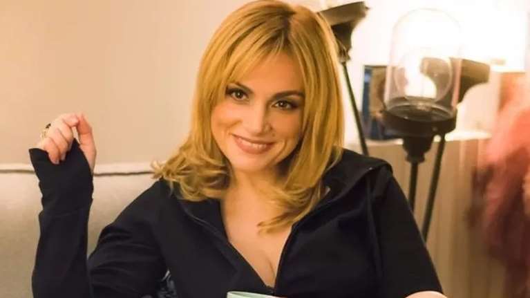 Throwback time: Η σπάνια φωτογραφία της έφηβης Ελεωνόρας Ζουγανέλη με τους γονείς της και τον Σάκη Μπουλά