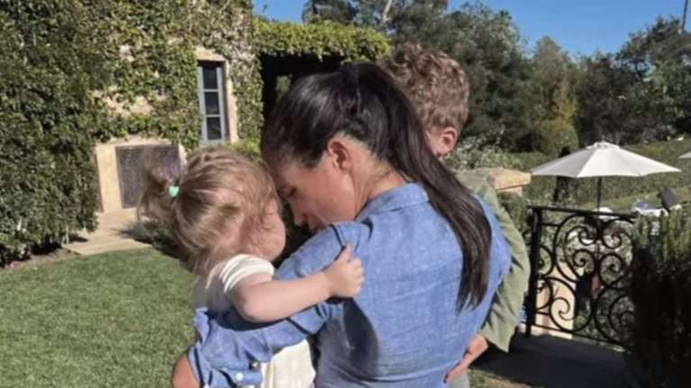 &quot;Σε αγαπάμε&quot;: O Άρτσι και η Λίλιμπετ γράφουν κάρτα στη μαμά τους, Μέγκαν Μαρκλ