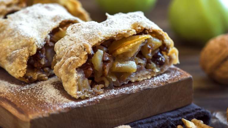 Πανεύκολη συνταγή για λαχταριστό στρούντελ μήλου με σπιτικό φύλλο