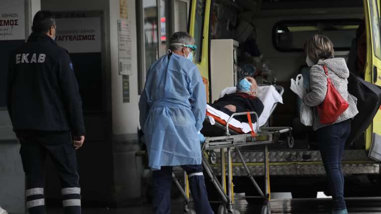 Απίστευτο: Πλήρωμα ιδιωτικού ασθενοφόρου έκλεψε καρδιογράφο από νοσοκομείο