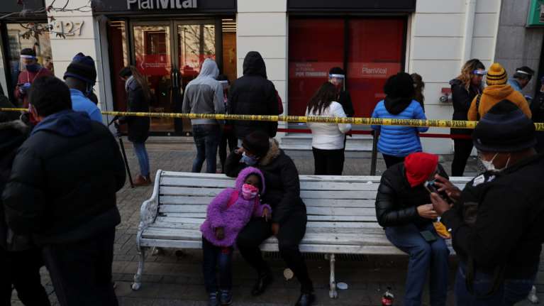 Το παράδοξο της Χιλής: Σαρώνει το νέο κύμα κορονοϊού παρά τους 7,5 εκατ. εμβολιασμένους