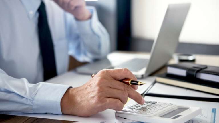 Το σχέδιο για τη μείωση των φόρων των μισθωτών – Πώς θα ωφεληθεί η μεσαία τάξη