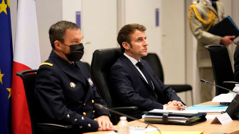 Ο πόλεμος στην Ουκρανία θα διαρκέσει, προειδοποιεί ο Μακρόν-Τηλεφώνημα με Ζελένσκι: Όπλα και εξοπλισμό περιμένει το Κίεβο