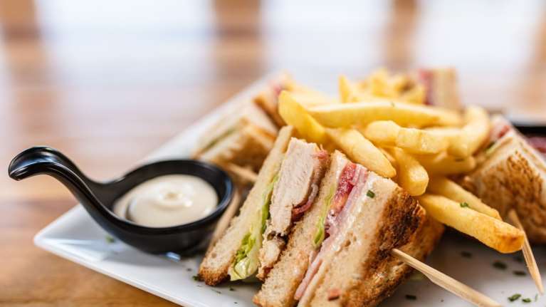 Κλαμπ σάντουιτς στο τηγάνι: Η φανταστική συνταγή του Άκη με κοτόπουλο είναι το βραδινό που θα φτιάχνεις συνέχεια