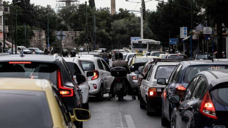 Eπεσε δέντρο στη Λεωφόρο Αλεξάνδρας:  Ταλαιπωρία για τους οδηγούς που κινούνται στις γύρω περιοχές