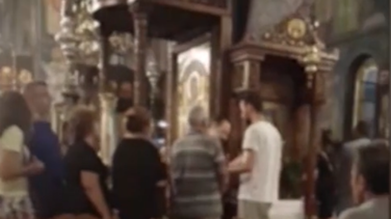 Κορονοϊός: Απαράδεκτες εικόνες σε εκκλησία - Ο ένας πάνω στον άλλον, χωρίς μέτρα ασφαλείας [Βίντεο]