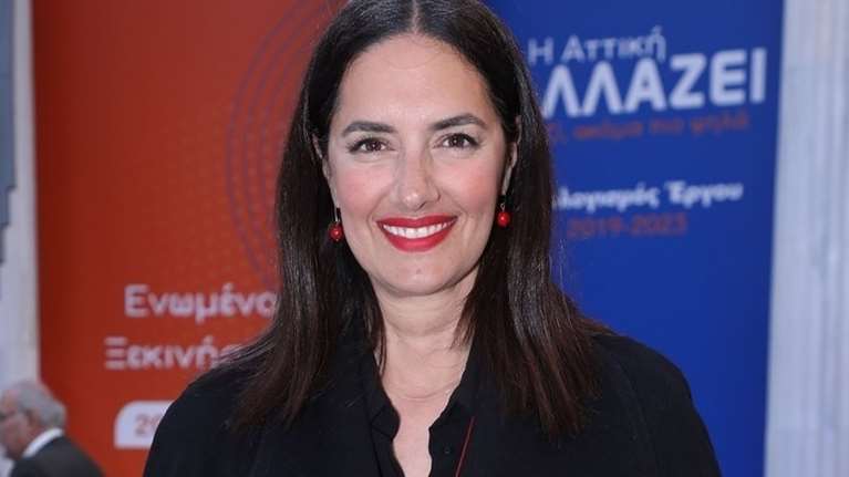 Η Νόνη Δούνια φόρεσε την βελούδινη εκδοχή από τις πιο εμβληματικές γόβες της Κάρι Μπράντσο - ο υπέροχος συνδυασμός με τζιν