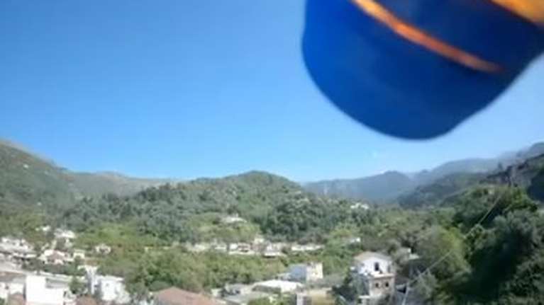 Συνέβη στα Χανιά: Έστειλε κρασί κερασμένο στον γείτονά του με...drone {Βίντεο]