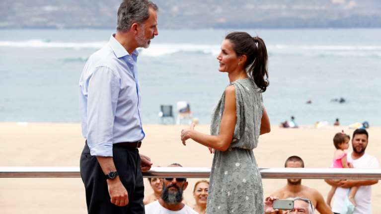 Βασίλισσα Λετίσια: Με φόρεμα των 20 ευρώ στα Κανάρια νησιά αποδεικνύει ότι το στιλ δεν είναι θέμα budget