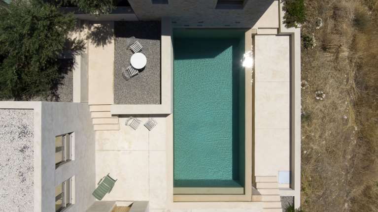Ένα σπίτι στη Μάνη εμπνευσμένο από τα μοναστήρια