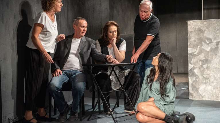 &quot;Αθώος ή Ένοχος;&quot;: Ένα δυνατό δικαστικό έργο στο θέατρο Eliart - Το κοινό αποφασίζει