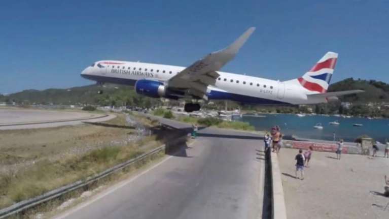 Σκιάθος: Τουρίστρια εκτινάχθηκε από τα αέρια τουρμπίνων αεροσκάφους – Το δεύτερο περιστατικό σε λίγες ημέρες