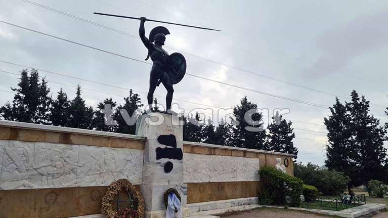 Απύθμενο θράσος: Βανδάλισαν το άγαλμα του Λεωνίδα στις Θερμοπύλες [Εικόνες-Βίντεο]