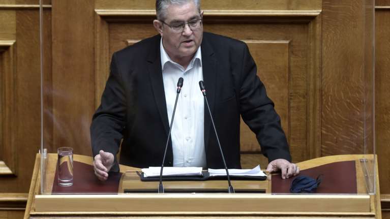 Το ποίημα του Δ. Κουτσούμπα στη Βουλή: Αραμπάδες και καρούλια ραπανάκια και μαρούλια ... [Βίντεο]