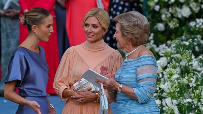 Η σοφιστικέ εμφάνιση της Μαρί Σαντάλ στην Πλάκα - Τα Prada mules της