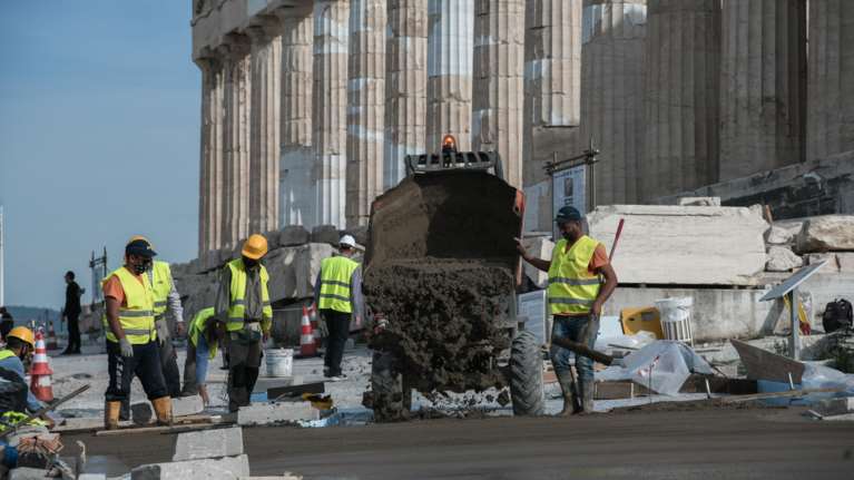 &quot;Τσιμέντο&quot; στην Ακρόπολη: Ξεκίνησαν τα έργα στον Ιερό Βράχο που έγιναν viral μετά τις αντιδράσεις [Εικόνες]