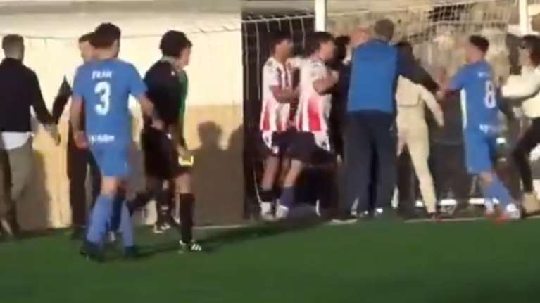 Ισπανία: Αγριο ξύλο σε αγώνα ποδοσφαίρου πρωταθλήματος Νέων -  Μπήκαν στο γήπεδο και οι μητέρες τους