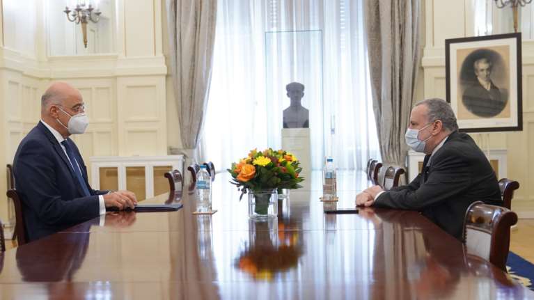 Συμφωνίες με Εμιράτα: Σε &quot;συνθήκες εθνικής ομοψυχίας&quot; η ενημέρωση Δένδια στα κόμματα