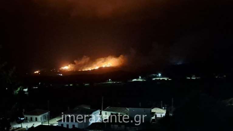 Μάχη με τις φλόγες στη Ζάκυνθο: Ενισχύθηκαν οι δυνάμεις - Ισχυροί άνεμοι στην περιοχή
